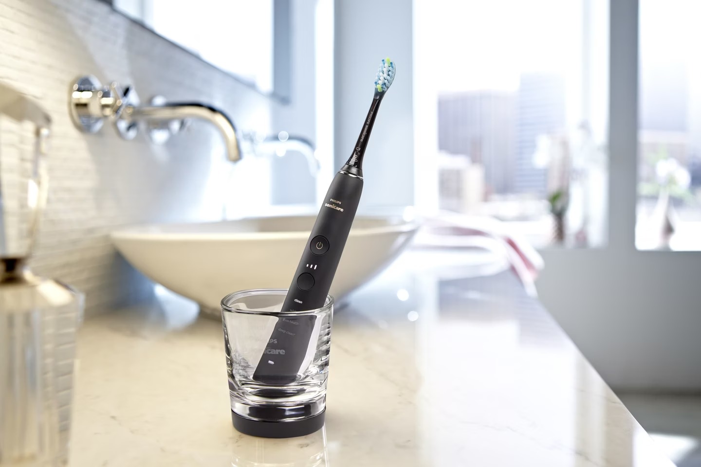 Philips Sonicare DiamondClean 9000 Schallzahnbürste – Zweierpack, Mit App, 4 Putzmodi, Ladeglas