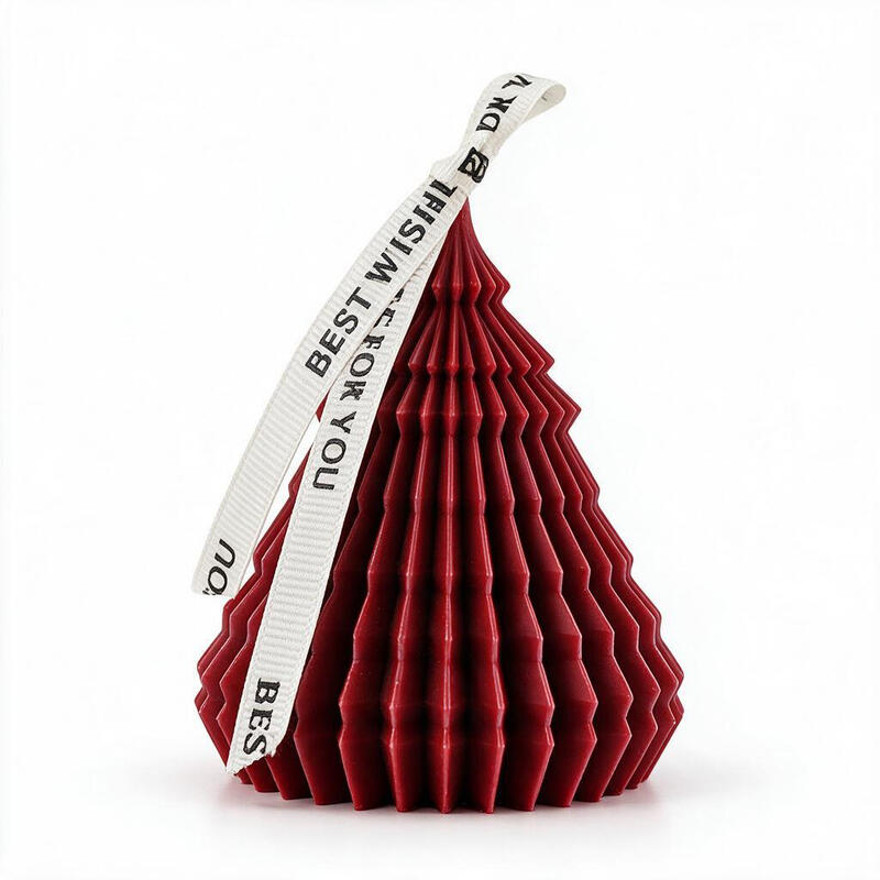 Geurkaars - Origami Kerstboom (Klein formaat), Kerstrode kleur, Geur van Noordlandse ceder, 7 x 9,5 cm, 1 stuk