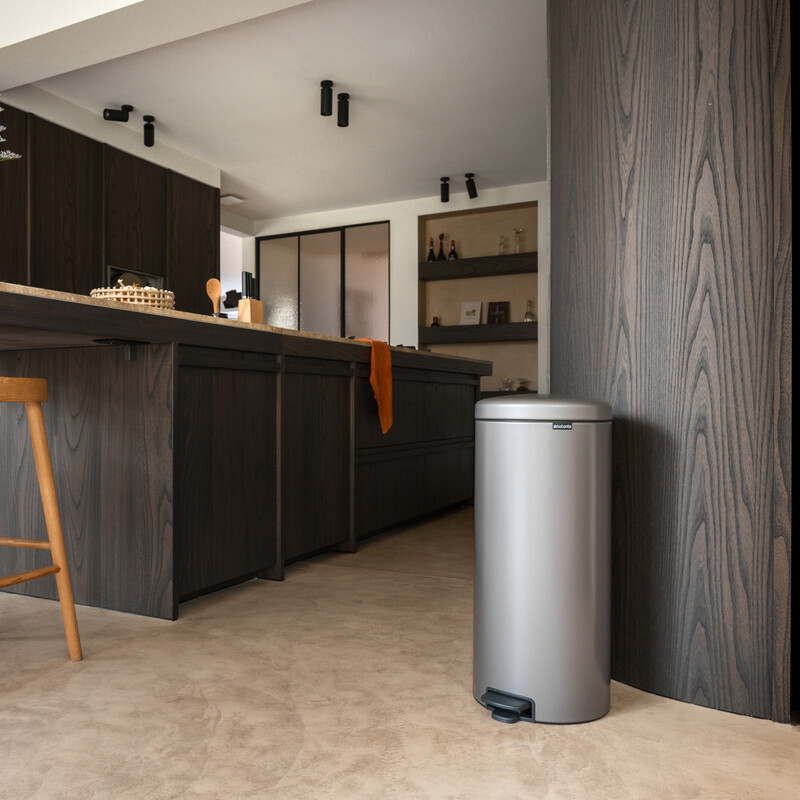 NewIcon Pedal Bin, 30 litre, Soft Closing, Plastic Inner Bucket, Platinum