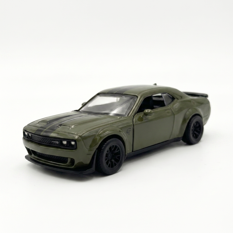 【Terug naar school】Realistische CCA Dodge Challenger 1:44 modelauto van metaallegering – legergroene afwerking, terugtrekfunctie, openslaande deuren, klaar om cadeau te geven
