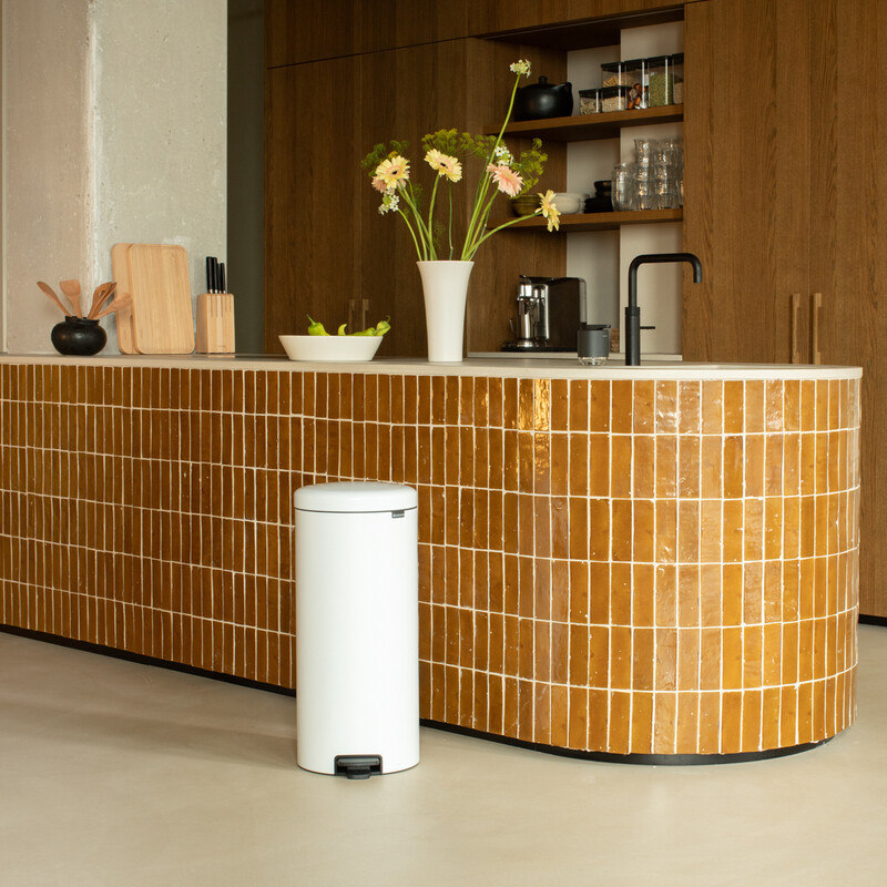 NewIcon Pedal Bin, 30 litre, Soft Closing, Plastic Inner Bucket, White