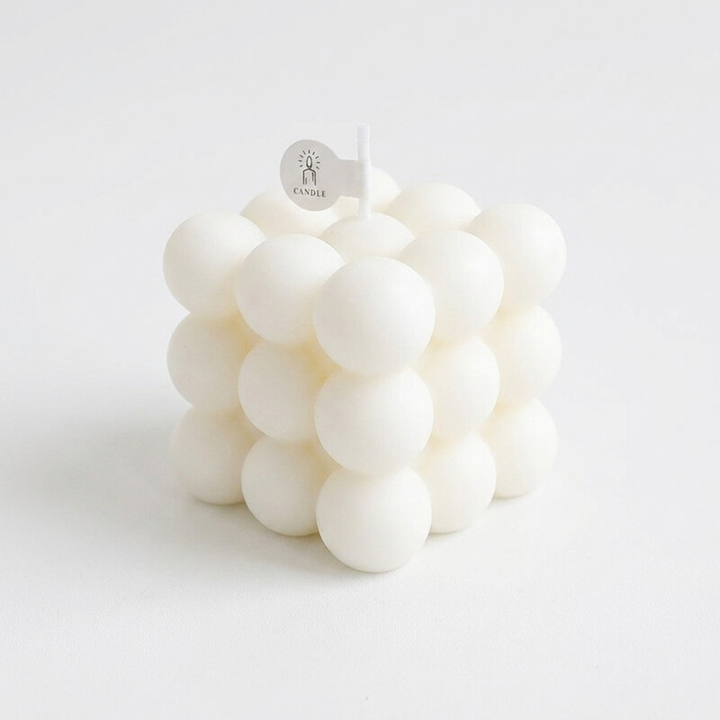 Geurkaars - Grote kubusvorm, transparante verzegelde verpakking, witte kleur, geur van Engelse peer & fresia, 6,3 x 6,3 x 5,9 cm, 1 stuk