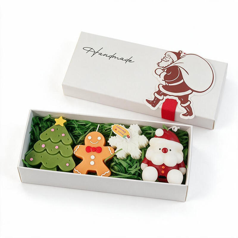Geurkaars - Kerstcadeaubox (4-delige set) in Kerstman-stijl Kerstboom: olijfgroene kleur, geur van Albizia, 6,8 x 2,6 x 8,5 cm Peperkoekmannetje: koekjeskleur, geur van koffie en melk, 5,6 x 2 x 6,9 cm Sneeuwvlok: witte kleur, geur van Engelse peer & fres