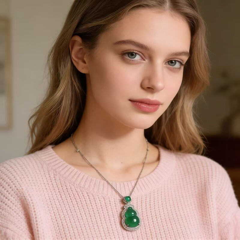 VoxOrai Emerald Natural Chalcedony Necklace and Pendant for All Seasons