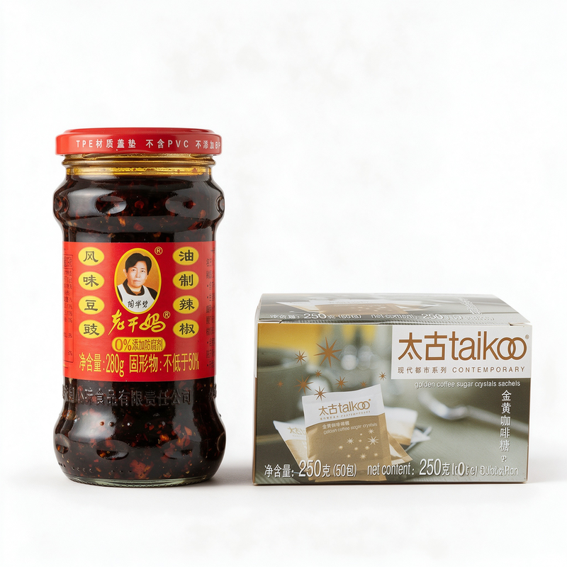 Lao Gan Ma Chili in Sojasauce mit fermentierten schwarzen Bohnen + Taikoo goldene Kaffeezuckerkristall-Päckchen