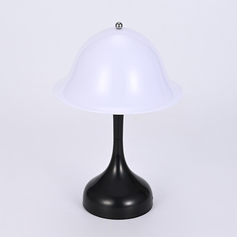 Zwarte top hat-vormige tafellamp