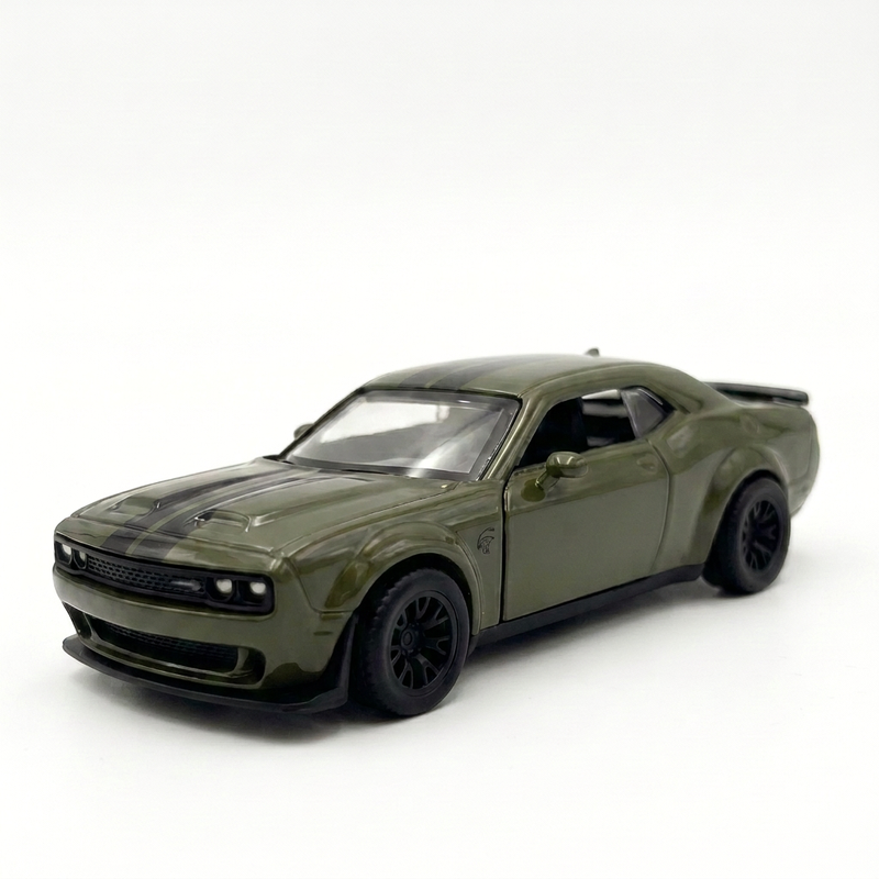 CCA Dodge Challenger 1:44 Diecast-Automodell – Armeegrün mit öffnenden Türen, Federzug, langlebiges Spielzeug aus Zinklegierung